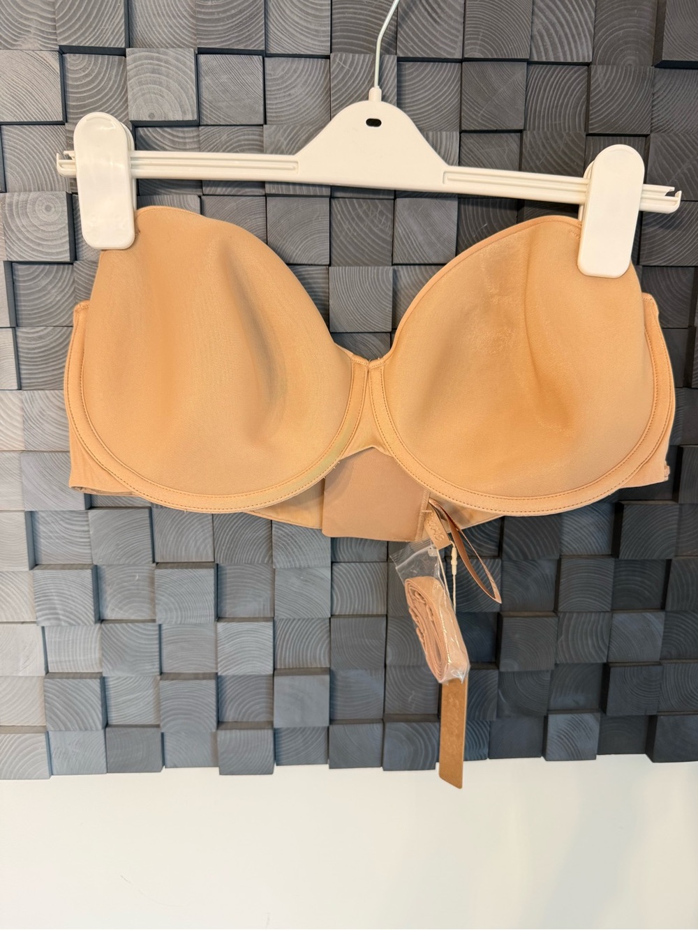 SKIMS Strapless Molded Underwire Bra - Nude